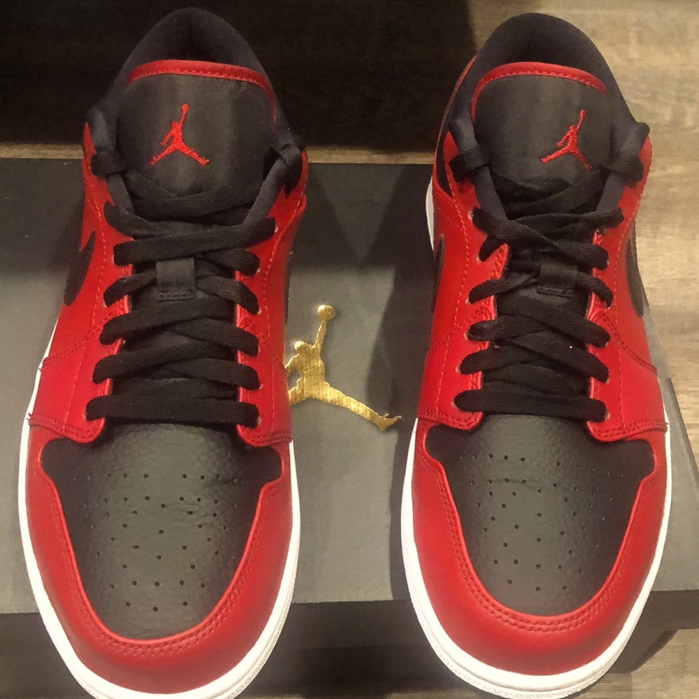 Jordan 1 Low “Reverse Bred”Pebbled Swoosh